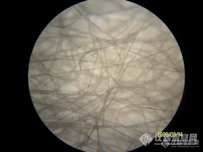这是显微镜下的化纤滤材图片,平常看起来象纸一样的滤材在显微镜下是