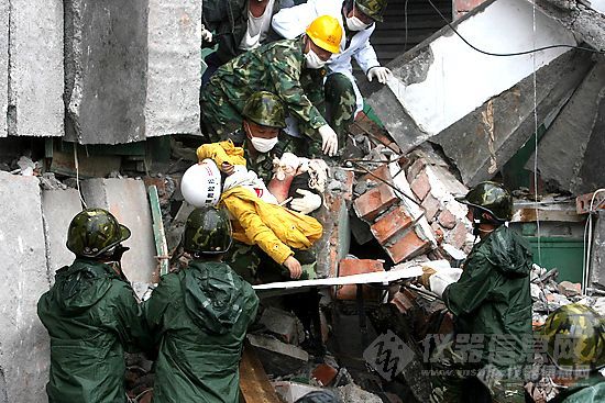 2008年5月15日上午10:55时,绵竹市汉旺镇东汽中学的抢救现场,在地震后