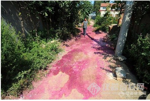 化学品玫瑰精高速路上泄露 路旁村庄变红