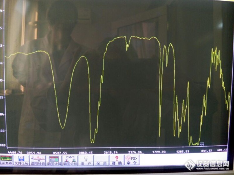 罗红霉素红外光谱峰形如下，在3500下没有分岔，请指点