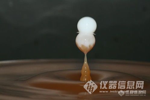 【分享】想知道一滴水滴到水面后是什么形状吗？高速摄影如你所愿