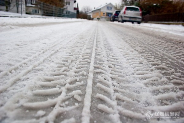 再也不用撒盐和铲雪：可自动熔化道路冰雪的新型复合相变材料