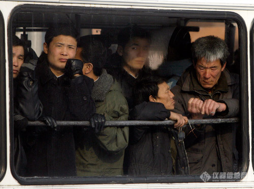 朝鲜公交车内的乘客 ！