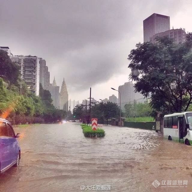 水漫金山：下雨涨水，沿江公路都淹了!