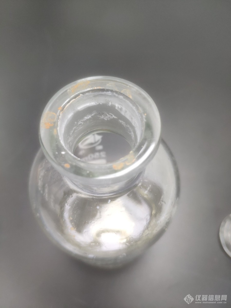 用于测硫化物的硫酸铁铵溶液放置在玻璃瓶中为什么会出现像铁锈的东西？