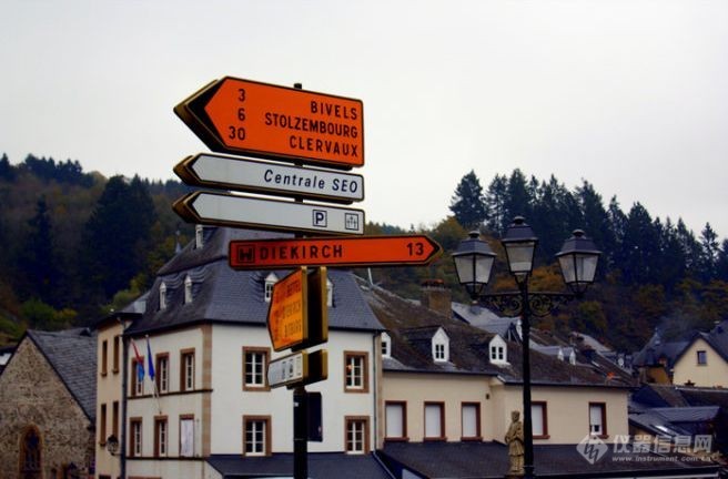 请欣赏欧洲小镇路灯杆上的路标9