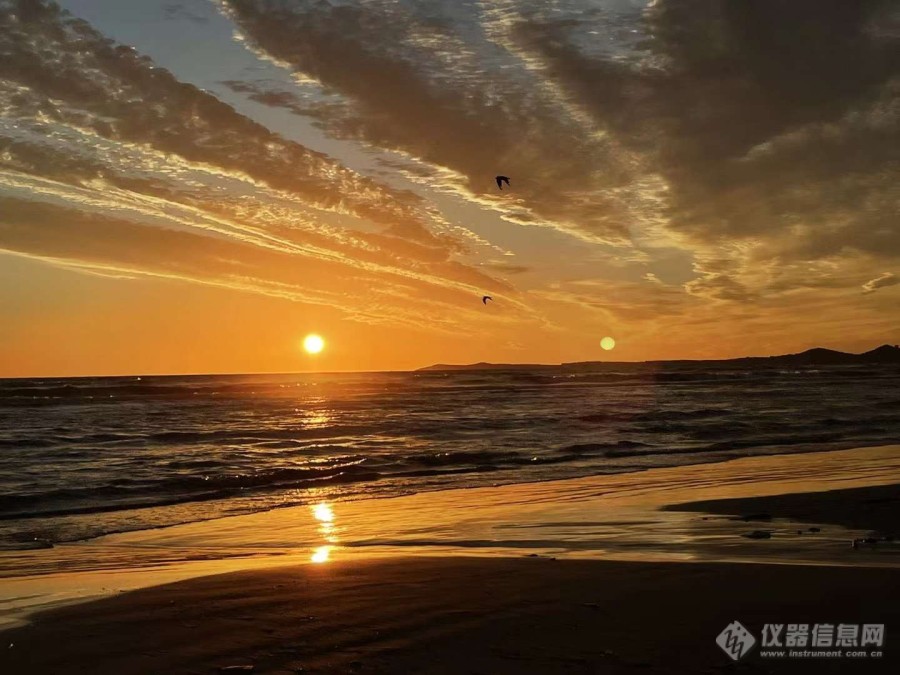 夜晚的海滩别有一番滋味