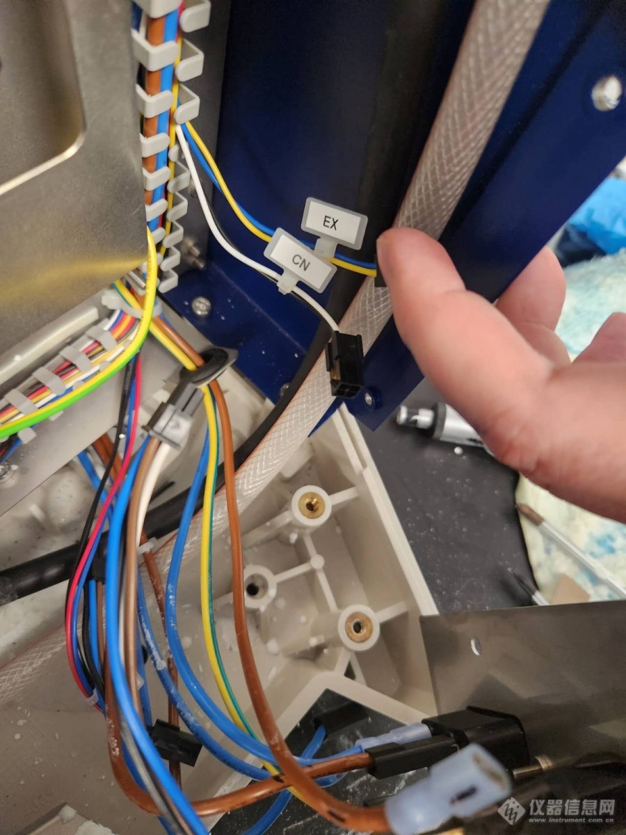 求助，有没有人有FOSS 8200蒸馏装置的设备碱液泵电线的连接位置