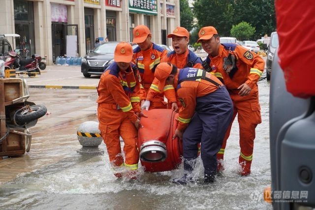 赞人民子弟兵抗洪救灾 4