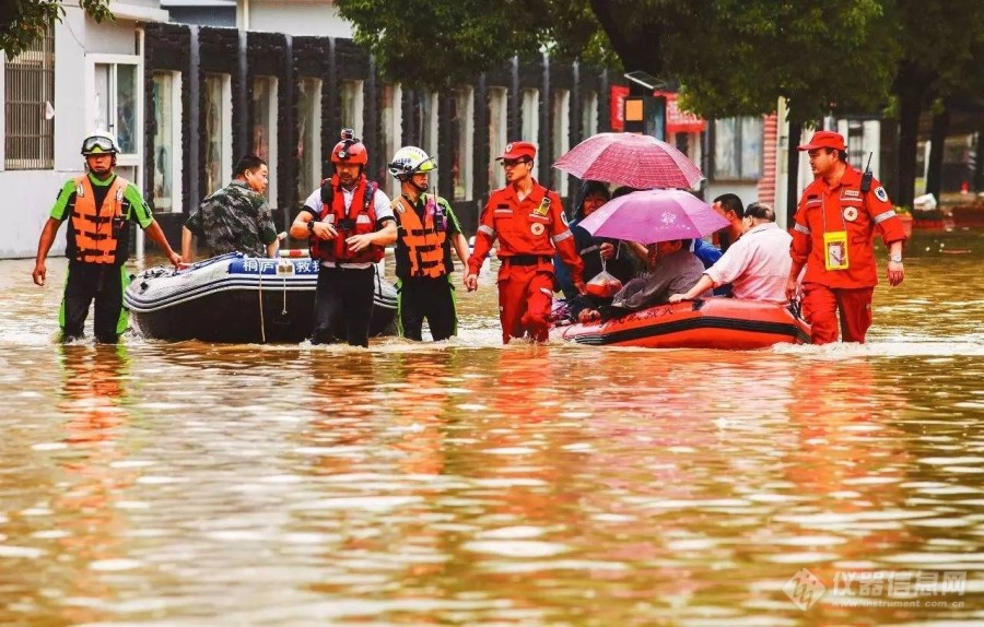 赞人民子弟兵抗洪救灾 5