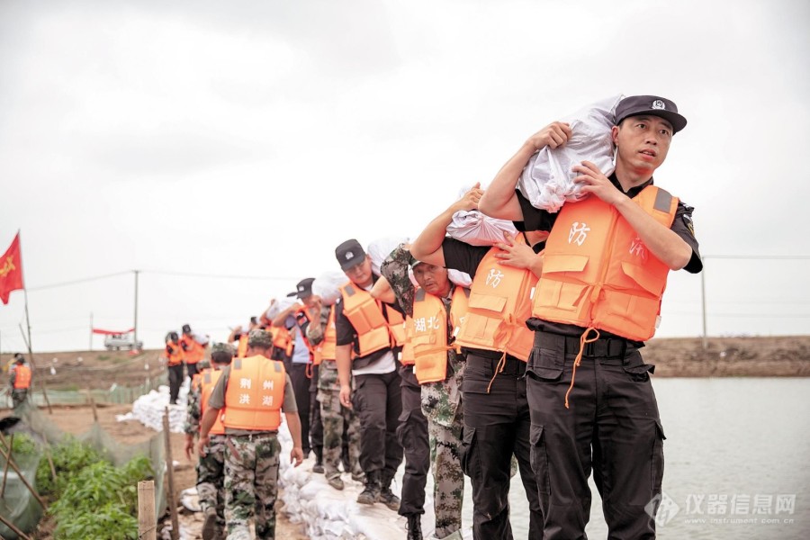 赞人民子弟兵抗洪救灾 6